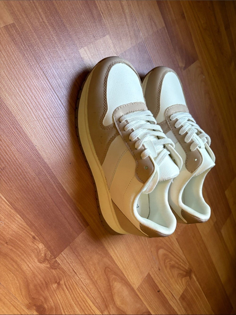 Time and Tru Cream and Tan Women’s Casual Sneakers